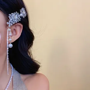 Luxueuse barrette à cheveux avec strass et pompons en perles pour la mariée sur modèle