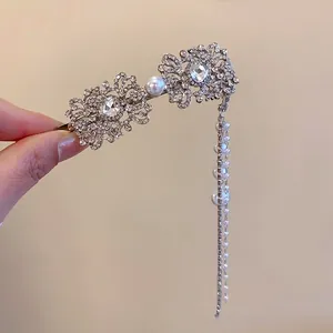 Barrette à cheveux élégante en strass argentés et perles d'imitation avec pompons longs