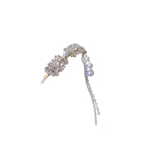 Barrette élégante avec strass et pompon en perles pour coiffure de mariée fond blanc
