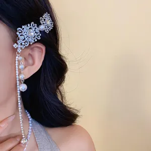 Gros plan d'une barrette en strass élégante avec des glands en perles sur un modèle asiatique