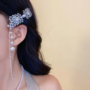 Barrette de mariée élégante avec strass et glands de perles portée sur les cheveux