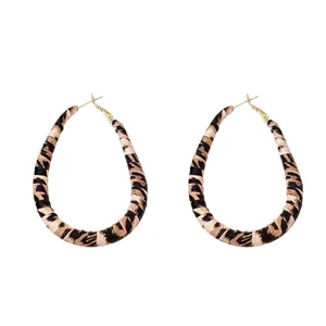 Elegantes pendientes de aro envueltos en cuero de leopardo con agujas de plata mujer