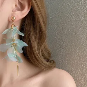 Élégantes boucles d'oreilles fleurs en tissu vert avec pampilles dorées pour l'été
