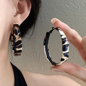 Pendientes de aro de cuero con estampado de leopardo, detalle de estilo Y2K.