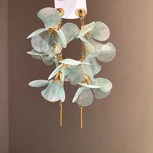 Boucles d'oreilles élégantes en organza avec détails dorés et aiguilles en argent