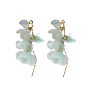 Boucles d'oreilles élégantes en fleurs de tissu vert menthe à pompon