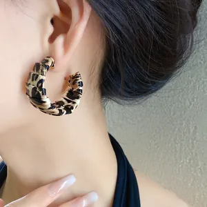 Vista de primer plano de un elegante pendiente de aro con estampado de leopardo