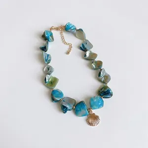 Gargantilla de piedras azules irregulares con colgante de concha dorada para playa