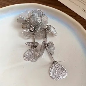 Elegante spilla floreale argento traforata con strass e raffinato design con nappine