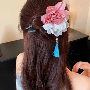 Eleganter Haarschmuck im chinesischen Stil mit großer rosa Blume und blauer Quaste
