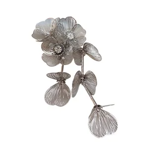 Squisita spilla vintage a fiore cavo in argento con centri in cristallo e nappa dettaglio
