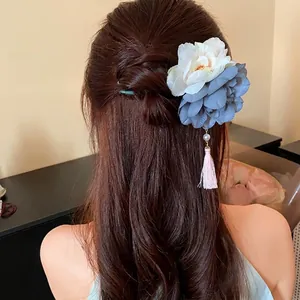 Eleganter Haarschmuck im neuen chinesischen Stil mit Stoffblume und Perlenquaste