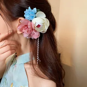 Detailansicht einer Haarnadel im neuen chinesischen Stil mit Perlenquasten und Seidenblumen