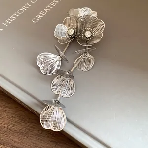 Dettaglio macro di un'elegante spilla a fiore argento con cristalli scintillanti