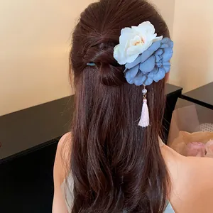 Detailansicht einer traditionellen chinesischen Blumennadel mit Perlen und rosa Quaste