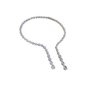 Collier étincelant en zircon en forme de goutte, bijou de luxe élégant en ton argenté
