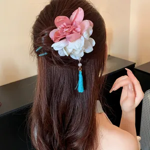 Detailansicht einer Stoffblumen-Haarnadel im neuen chinesischen Stil mit Perlenquaste