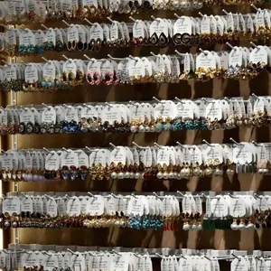 Esposizione di orecchini vintage in stile palazzo con strass e dettagli perla
