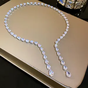 Vue détaillée du collier de luxe en zircon goutte d'eau avec des pierres brillantes