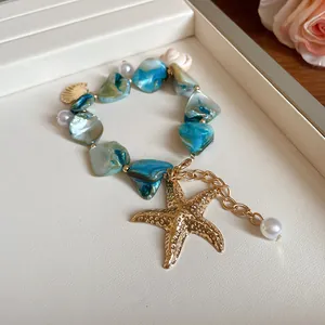 Vista detallada de gargantilla de playa con piedra natural azul y colgante de estrella de mar