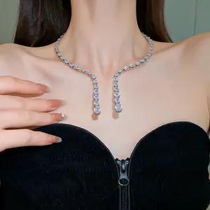 Vue détaillée élégante d'un collier ras du cou en zircone de luxe sur la clavicule d'un modèle