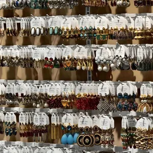 Collezione di orecchini vintage in stile corte con strass su cartellini da esposizione