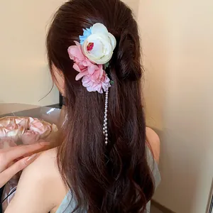 Eleganter Blumen-Haarclip mit langer Perlenquaste für langes braunes Haar Styling