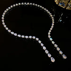 Vue détaillée du collier lariat en zircon en forme de goutte d'eau scintillante