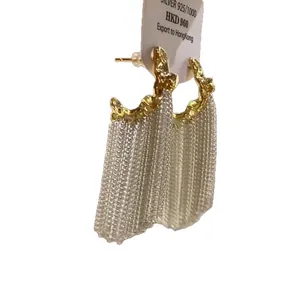 Eleganti orecchini a nappa a forma di C plissettati con aghi in argento ipoallergenici.
