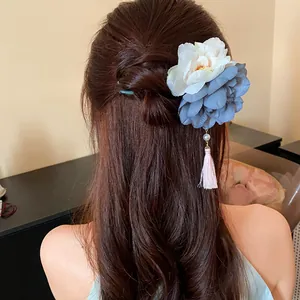 Detailansicht einer neuen chinesischen Blumennadel mit einer Perle und rosa Quaste