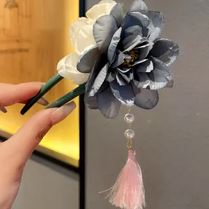 Detailansicht der U-förmigen Haarnadel im modernen chinesischen Stil mit Perlenquaste