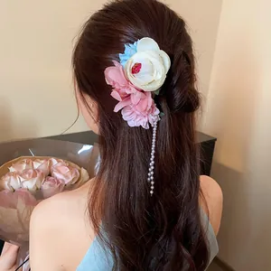 Elegante Blumen-Haarnadel mit Perlenquasten-Detail für traditionelle Frisuren