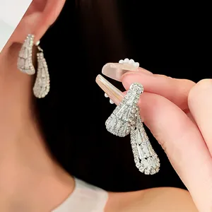 Dettaglio ravvicinato di orecchini vintage geometrici con strass luccicanti
