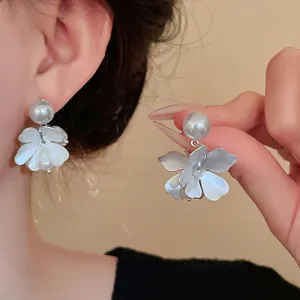 Elegant French retro freshwater pearl and white flower earrings for women with silver needles