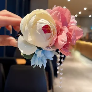 Detaillierte Nahaufnahme einer eleganten chinesischen Blumen-Haarnadel mit Perlen-Quasten.