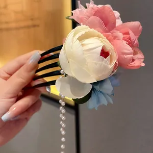 Detailansicht eines chinesischen Blumen-Haarkamms mit einer eleganten Perlenquasten-Dekoration