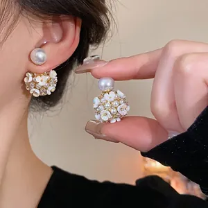 Eleganti orecchini a perno con fiori e perle, design retrò di lusso in argento.