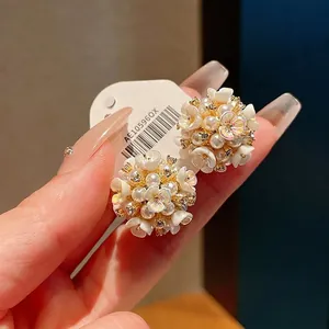 Eleganti orecchini a lobo con fiori e perle con cristalli in finitura oro vintage