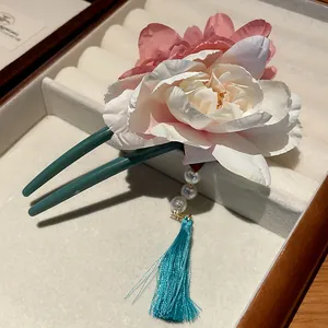 Detailansicht einer Haargabel im chinesischen Stil mit Pfingstrose, Perlen und Quaste