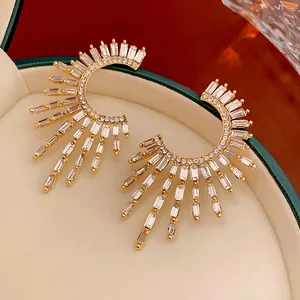 Dettaglio degli orecchini vintage a raggiera con strass rettangolari scintillanti.