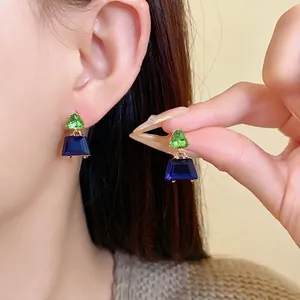 Vintage geometrische Trapezohrringe mit smaragdgrünen und saphirblauen Steinen