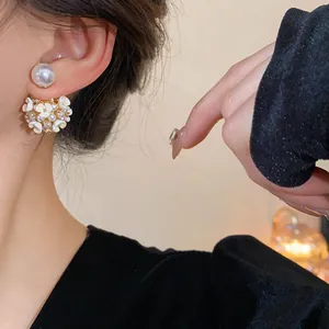 Eleganti orecchini a perno con fiori e perle in argento dal design retrò chic di classe