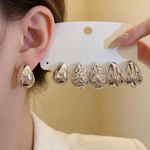 Elegante set di orecchini a goccia argentati e testurizzati dal design minimalista per donna