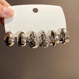 Set di orecchini a lobo in argento a goccia d'acqua e pieghettati da donna