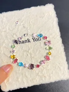 Dettaglio del bracciale in zircone multicolore con pietre a goccia e ovali