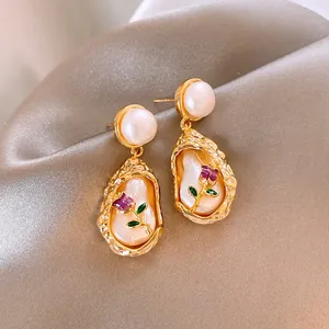 Gros plan sur des boucles d'oreilles en perles de style vintage avec motifs de fleurs