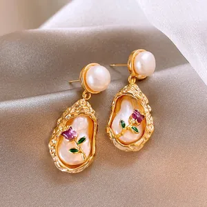 Vue détaillée de boucles d'oreilles vintage françaises en or avec perles et bouquet de fleurs