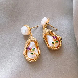 Détail de boucles d'oreilles vintage en plaqué or avec perles et fleurs élégantes
