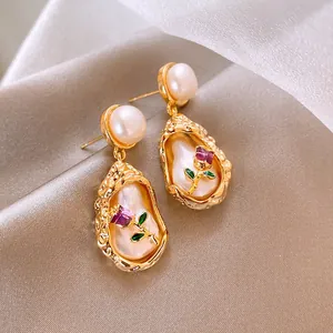 Vue détaillée des boucles d'oreilles en perles dorées vintage avec émail