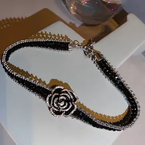 Collana choker di lusso stile francese con camelia nera e bordi di cristallo puro